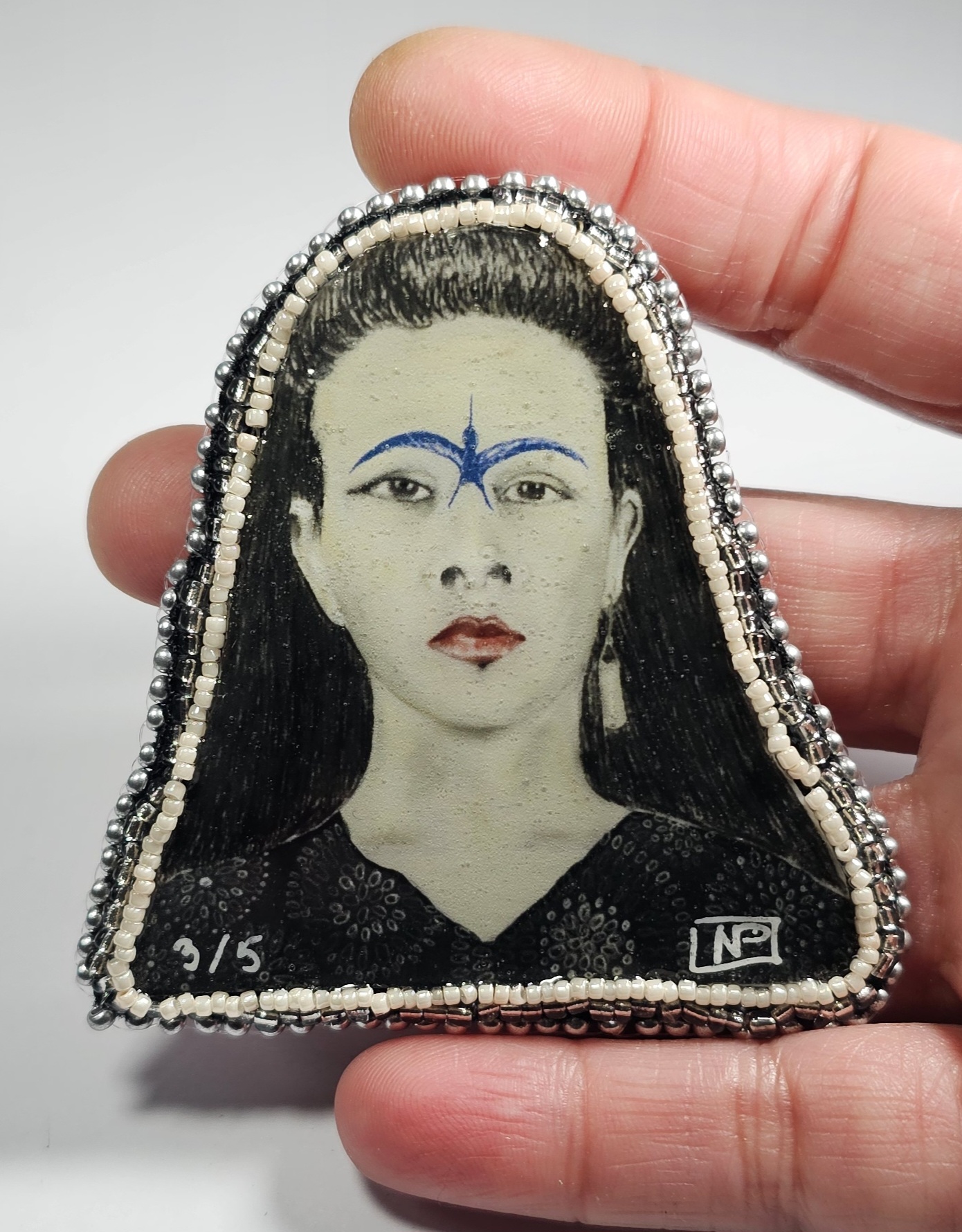 Prendedor Pedro Lemebel - Retrato Ilustrado & Pedrería
